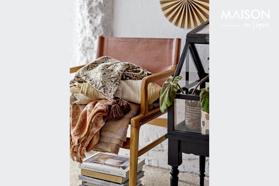 Deze plaid is gemaakt van katoen en zal een vleugje exotisme toevoegen aan uw favoriete fauteuil of
