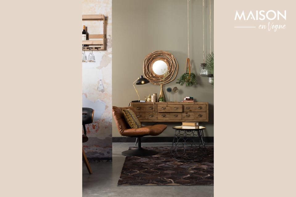 Deze fauteuil heeft een multiplex schaal bekleed met bruin PU-leder