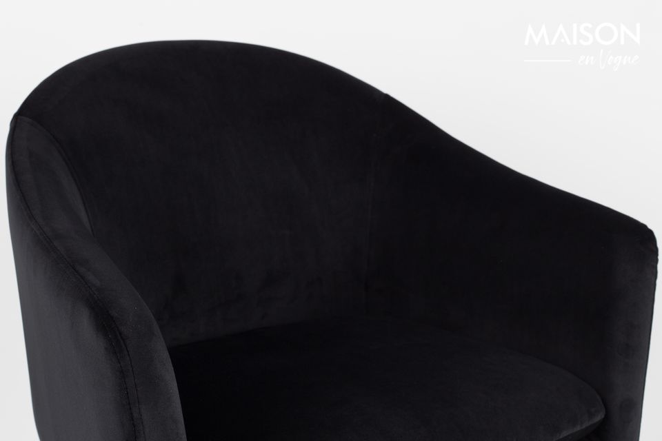 Charme, zachtheid en verfijning definiëren de zwarte Catelyn fauteuil perfect