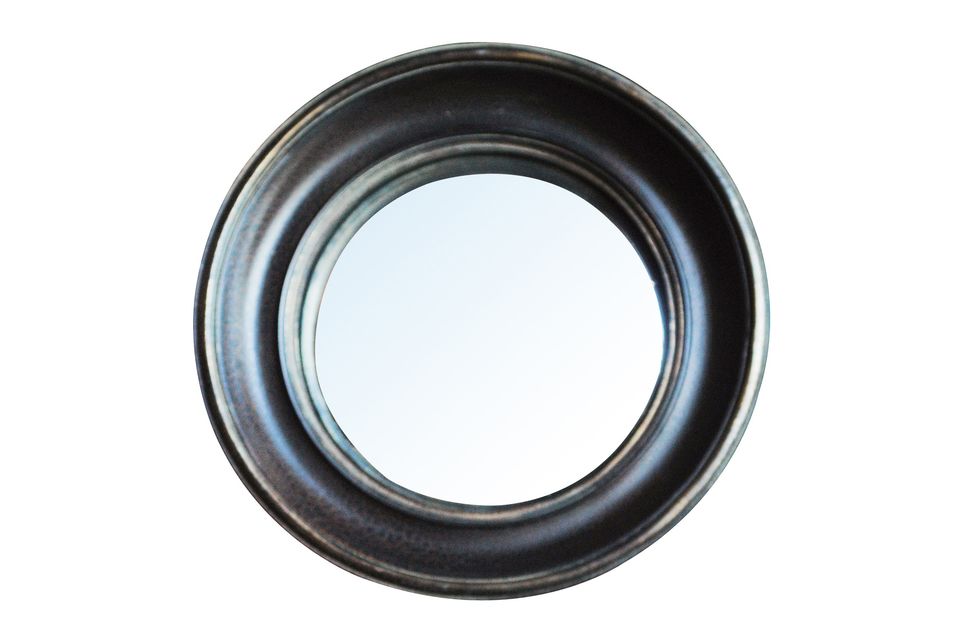 Met zijn zwarte rand versierd met een ouderwetse vergulding is deze ronde spiegel Ø26 cm een