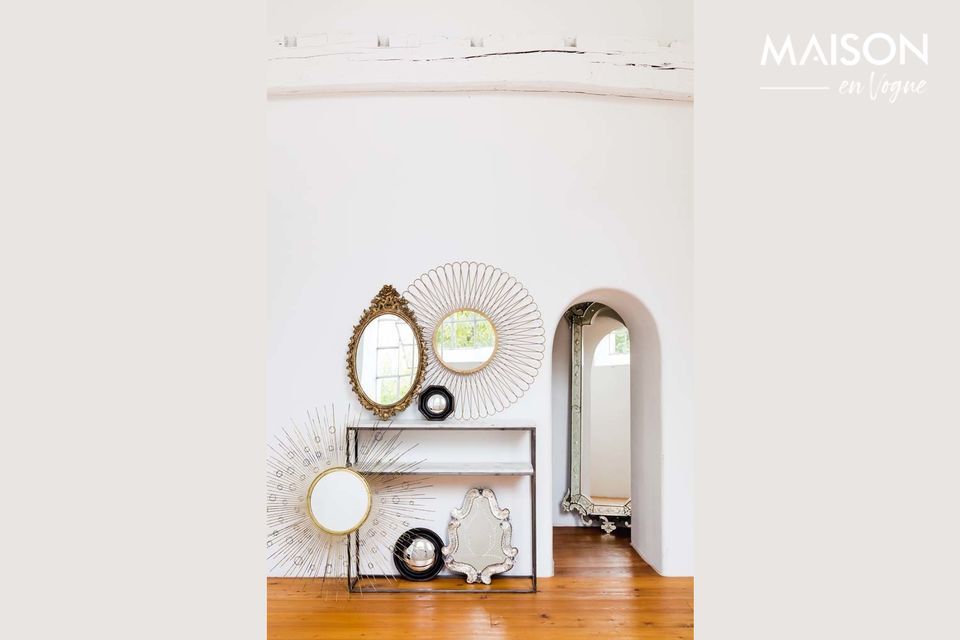 Een kleine decoratieve spiegel in vintage stijl