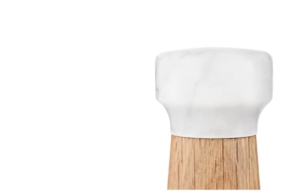 De Craft zoutmolen in eikenhout en marmer is een van die luxe keukenbenodigdheden die een plezier