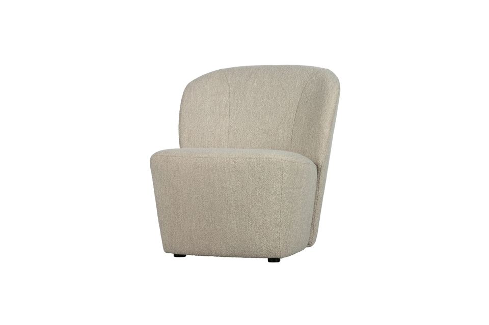 Het is een fauteuil met een stevige zitting en een heerlijk zacht en comfortabel rugkussen