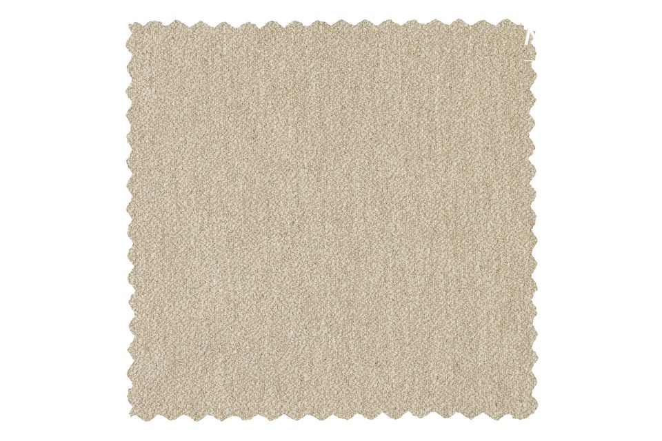 De slanke en elegante crèmekleurige stoffen fauteuil Lofty uit de VTwonen collectie heeft een