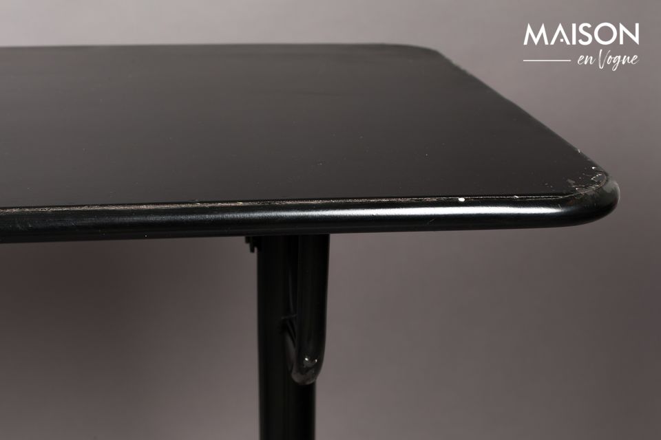 Deze mooie tafel (140 x 50 cm blad en 104 cm hoog) is geheel gemaakt van zwart gepoedercoat ijzer