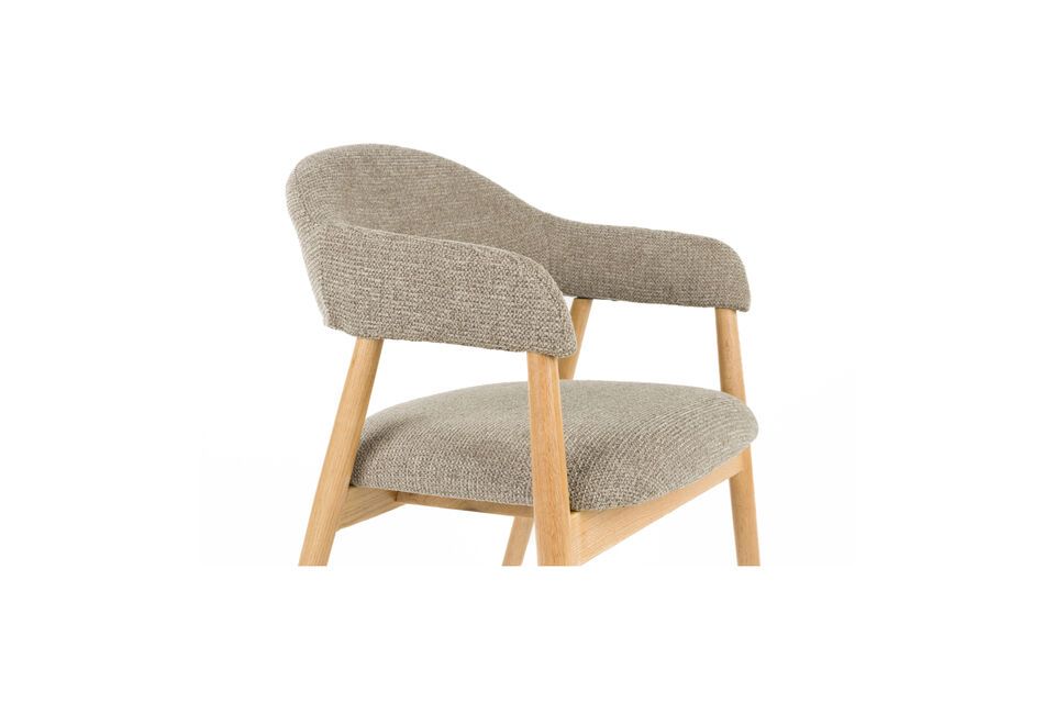Door deze fauteuil te combineren met lichte houtelementen of neutrale tinten creëer je een