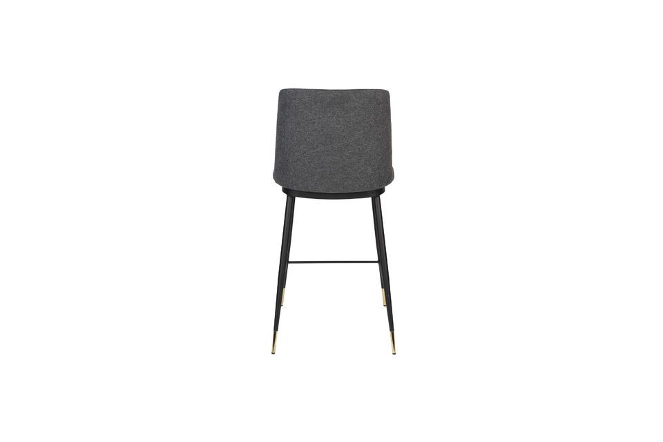 De donkergrijze kleur van deze baliestoel past gemakkelijk bij verschillende kleurenpaletten en