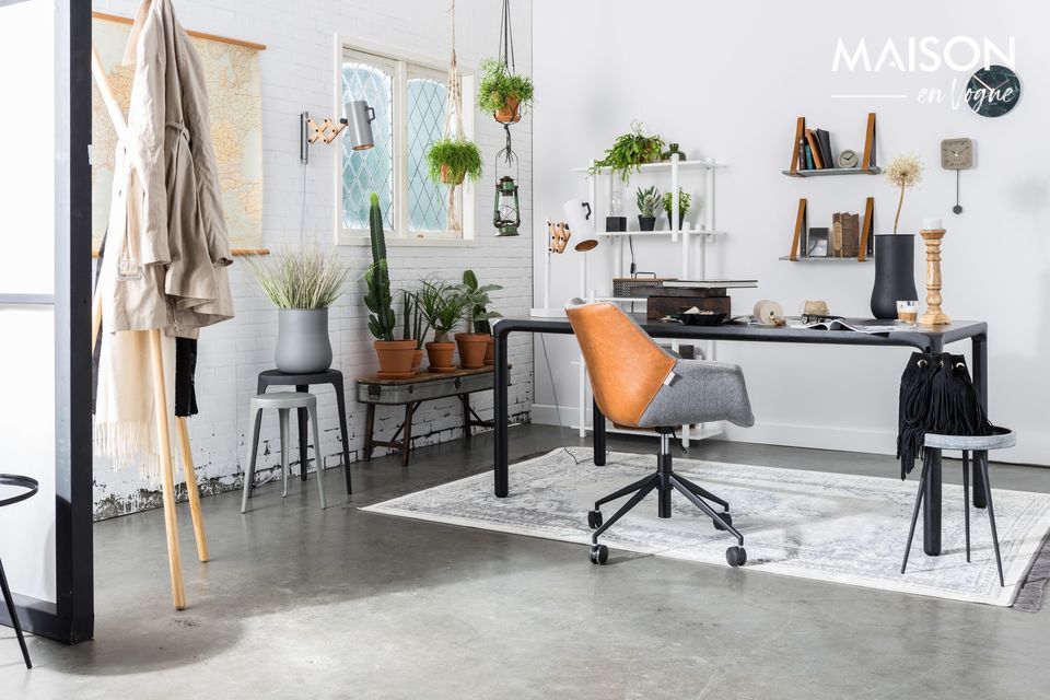 Met zijn bi-materiaal ontwerp heeft de Doulton vintage bruine bureaustoel een trendy retro stijl