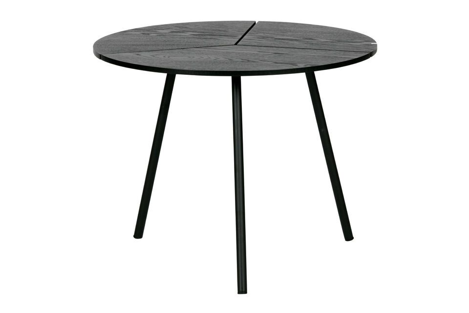 Het driedelige zwart gelakte blad geeft deze tafel een heel bijzonder en origineel karakter