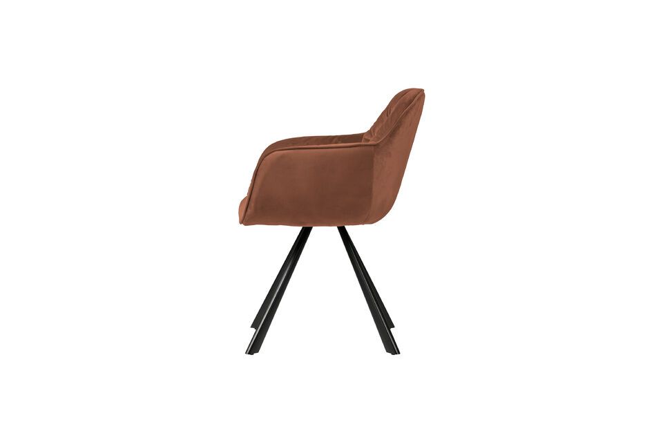 Deze kleurrijke en chique stoel heeft een gewatteerde rugleuning en armleuningen