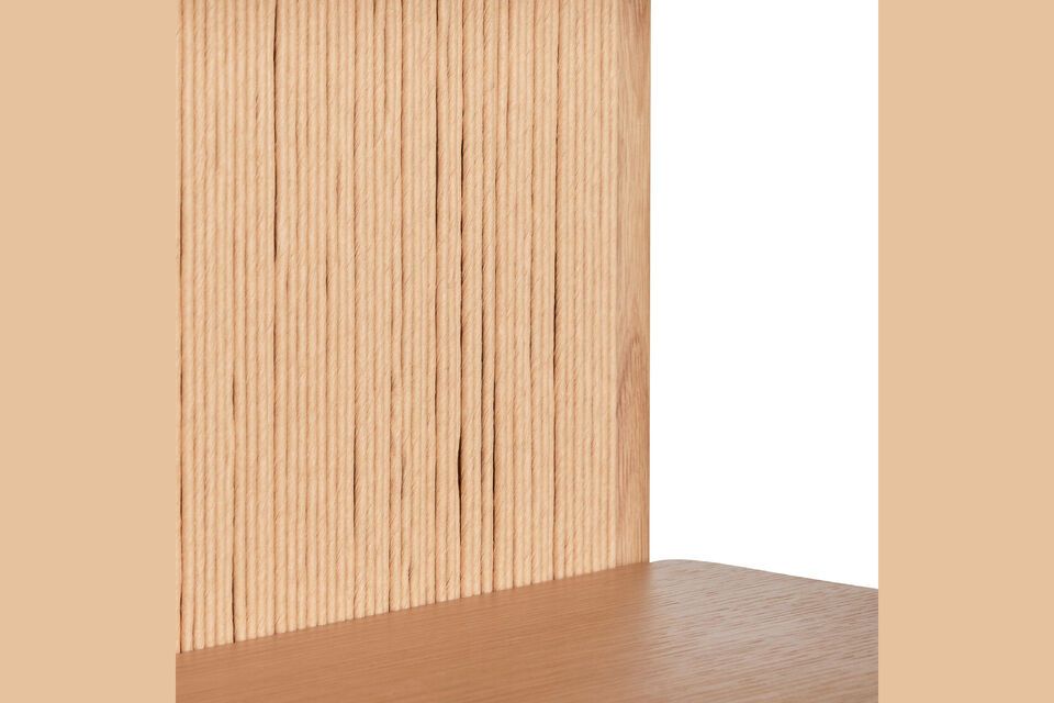 Deze plank is gemaakt van kwaliteitshout en biedt praktische opbergruimte met behoud van een