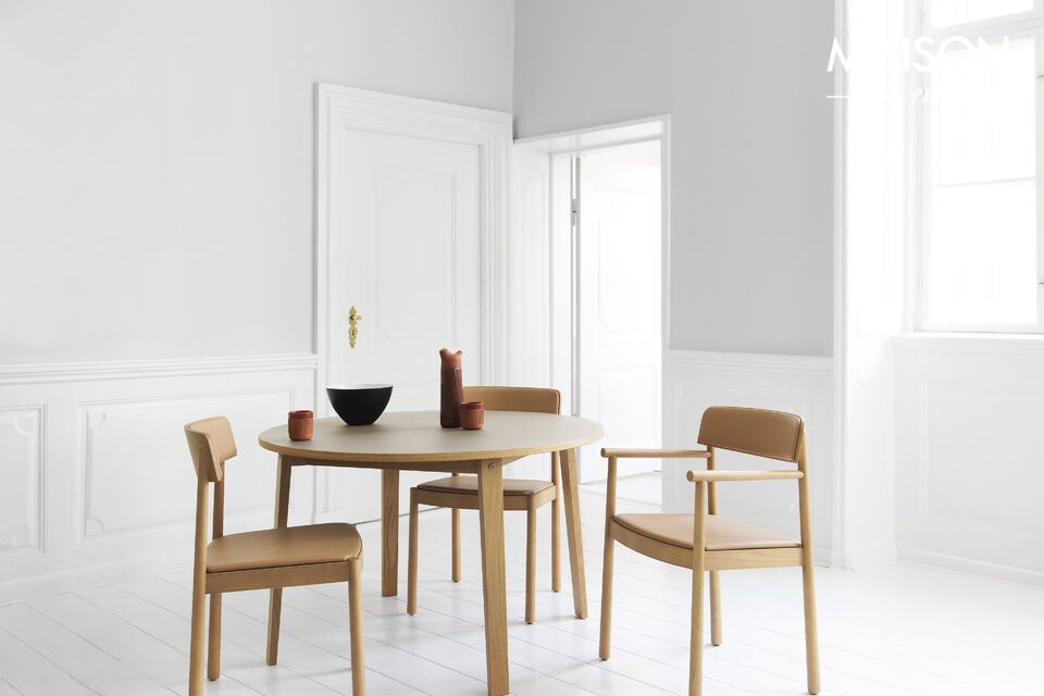 Deze prachtige stoel met een strak en bescheiden ontwerp is bedacht en ontworpen door Simon Legald