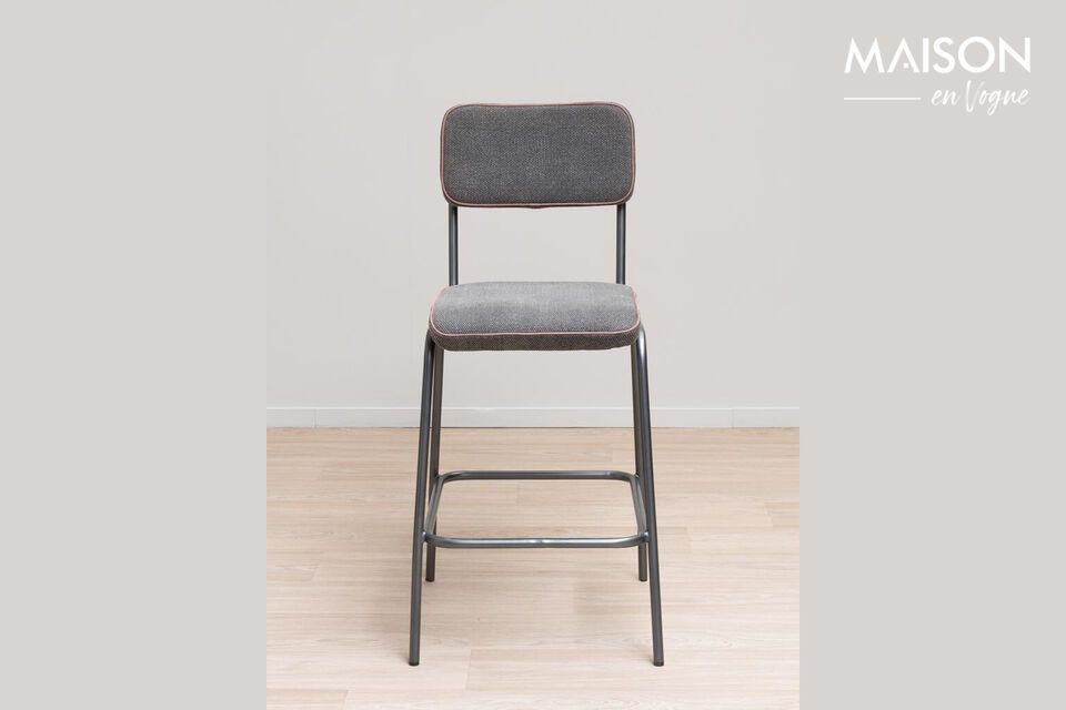 Deze stoel van hoge kwaliteit combineert eenvoud en robuustheid en past perfect in elke eigentijdse