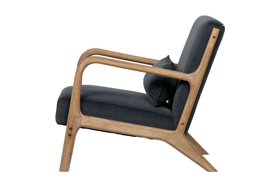 De armleuningen, poten en het frame van deze comfortabele bank zijn gemaakt van rubberhout