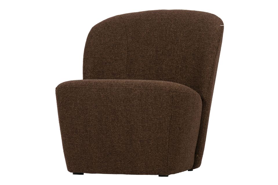 De fauteuil Lofty in bruine bouclé stof is fijn en elegant en komt uit de VTwonen collectie