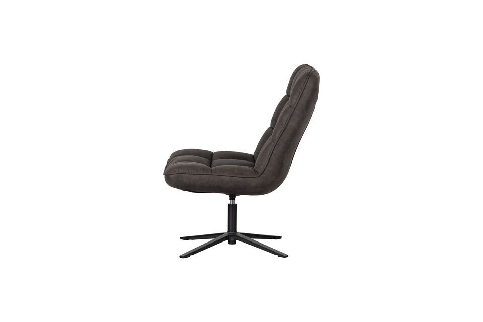 Afgewerkt in zwart PU leer is deze fauteuil robuust en elegant tegelijk