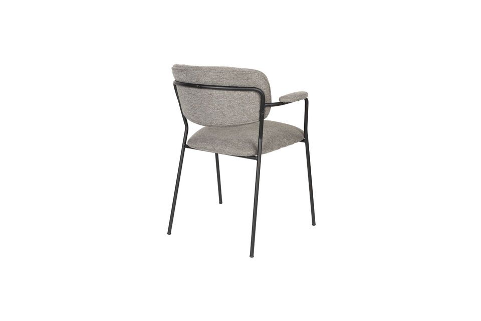 Dankzij het eigentijdse ontwerp en de neutrale grijstint past deze fauteuil naadloos in