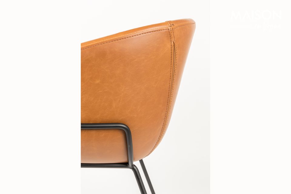 Deze bruine PU lederen fauteuil van Zuiver is inderdaad veel veelzijdiger