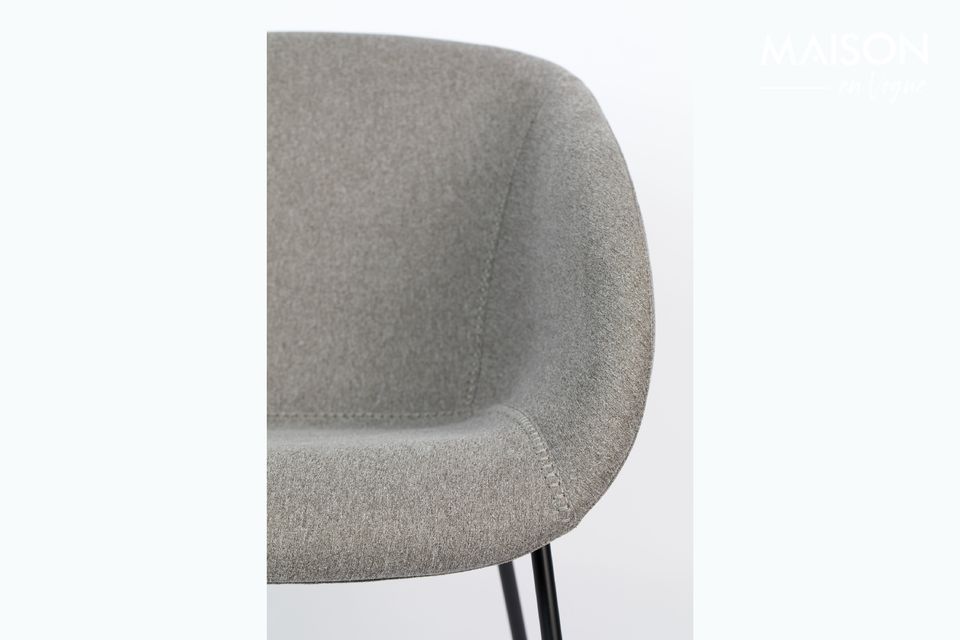 Met zijn strakke lijnen, uitgerust met armleuningen, is het een elegante stoel