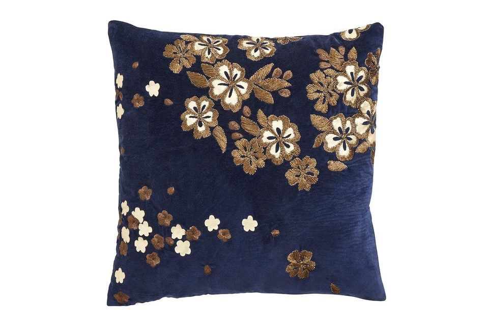 Gemaakt van marineblauw fluweel, brengt deze hoes zachtheid en verfijning in uw interieur