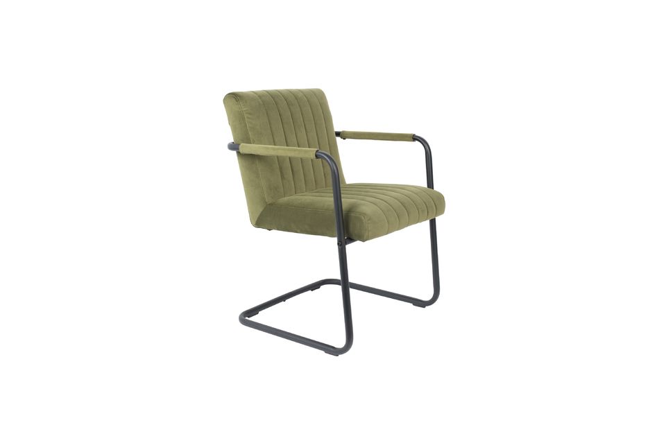 Deze fauteuil is esthetisch, met minimalistische lijnen en een comfortabele zit