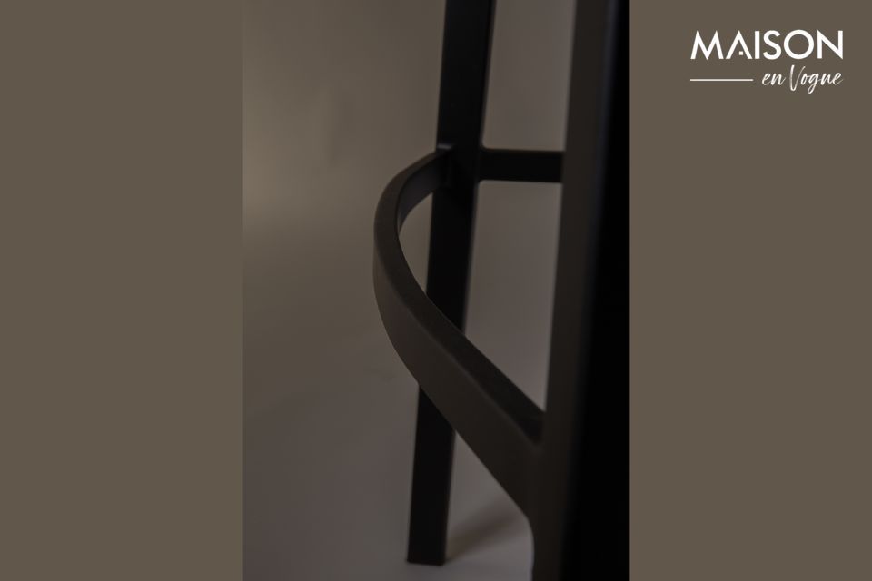 Dit meubel laat een verfijnd contrast zien tussen de rechte poten en de gebogen zitting