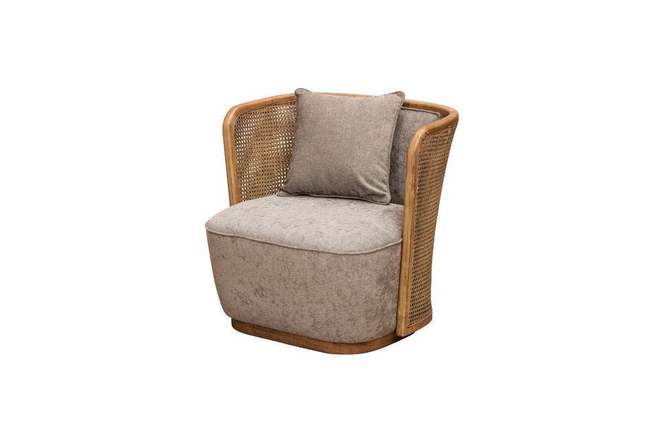 Deze fauteuil combineert de originele combinatie van geweven rotan en polyester