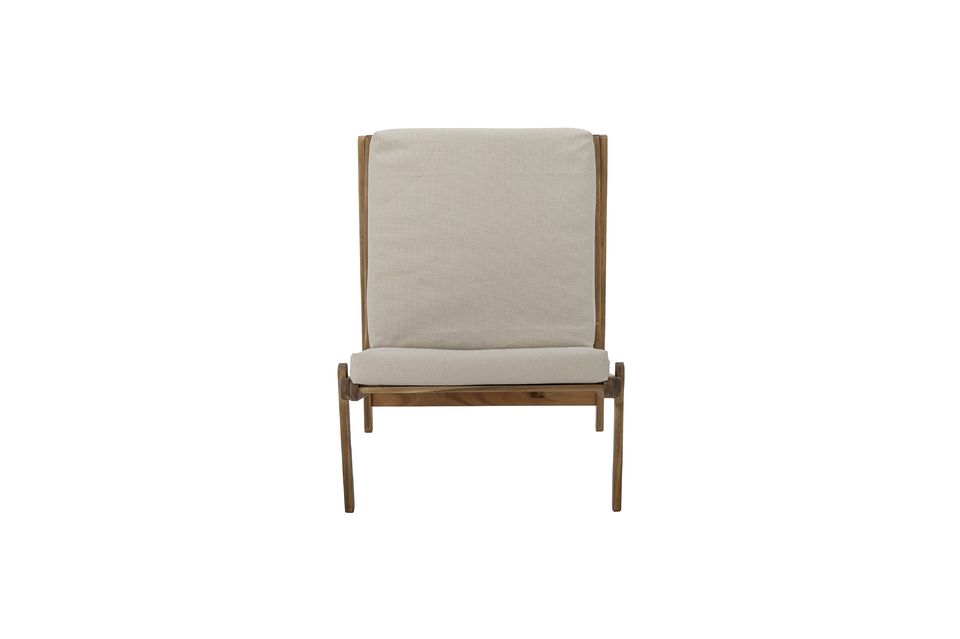 De Gani lounge stoel van Bloomingville is gemaakt van acaciahout en weerspiegelt het eenvoudige