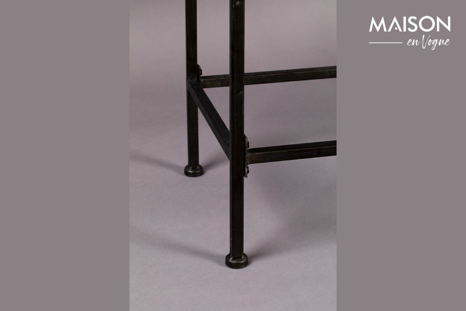 Deze elegante porseleinen kast heeft afmetingen van 43 cm voor 83 cm en een hoogte van 181 cm