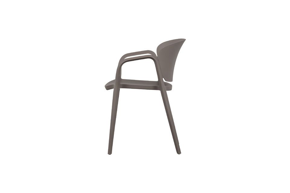Met een totale hoogte van 75 cm en een maximaal draagvermogen van 150 kg is deze stoel zowel stevig