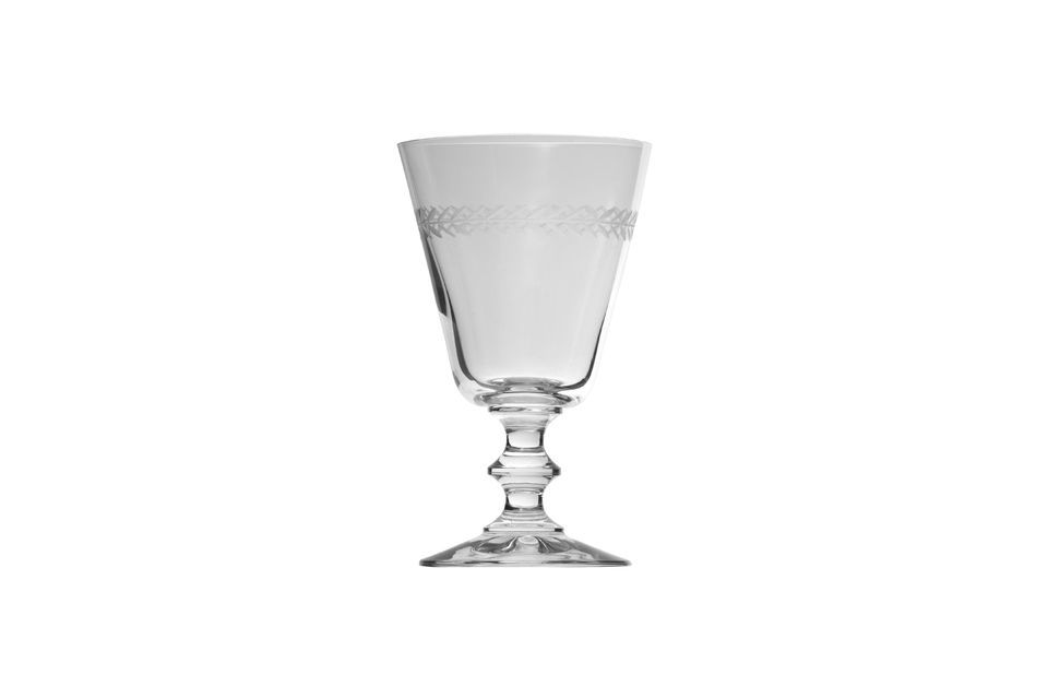 Dit delicate en verfijnde waterglas is versierd met gegraveerde laurierblaadjes