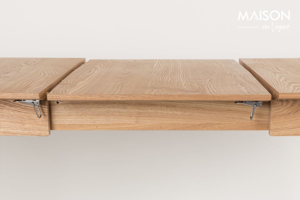 Het elegante ontwerp behoudt de adelstand van het hout en verzacht het met tafelpoten met afgeronde