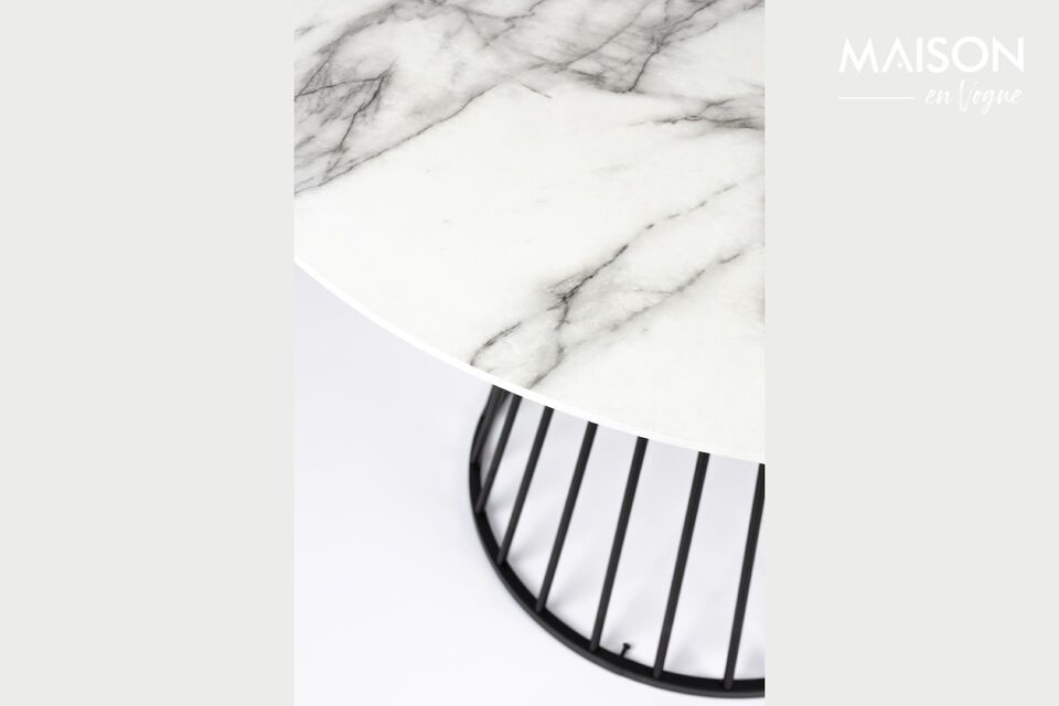 Met zijn royale afmetingen van 110 cm in lengte en breedte biedt deze tafel een comfortabele