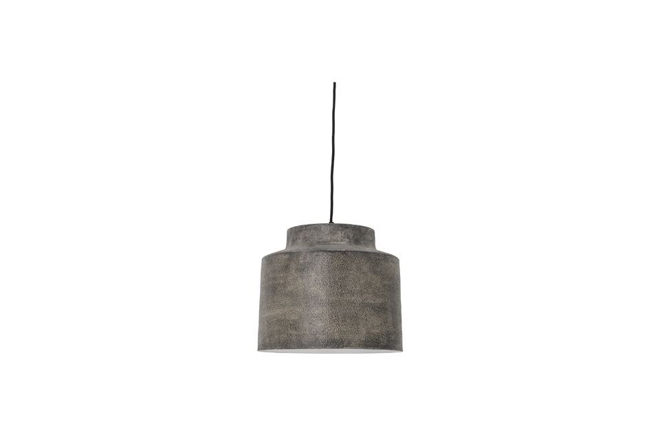 Het is een zware grijze metalen lamp die moderniteit toevoegt aan elke kamer waarin u hem plaatst