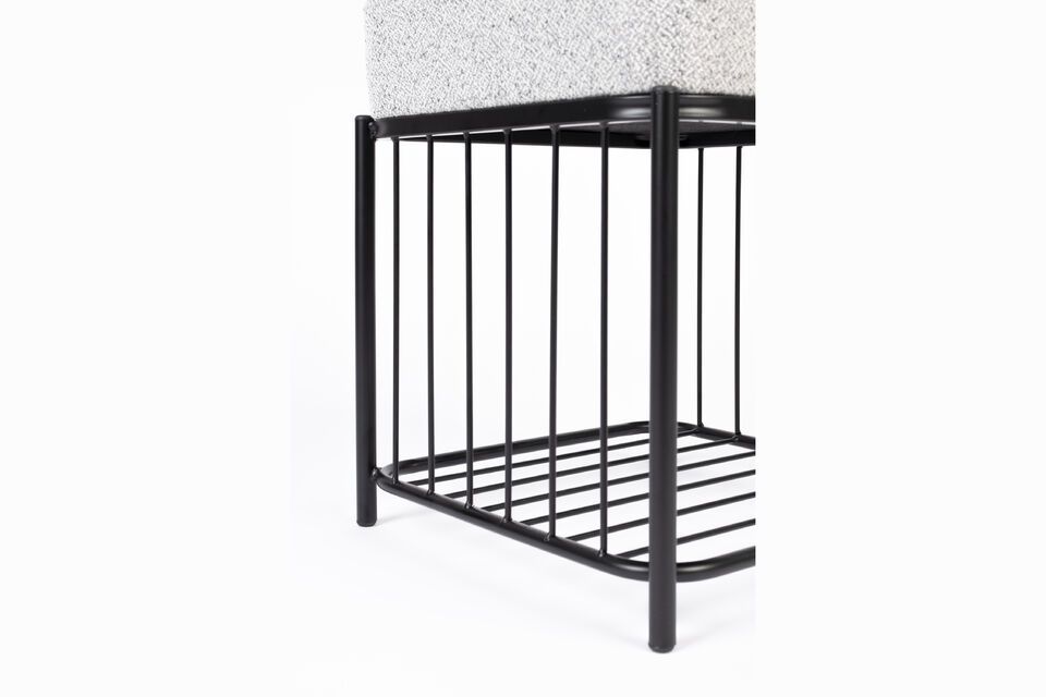 De neutrale kleur en het strakke ontwerp van deze kruk maken het een ideale keuze voor elke moderne