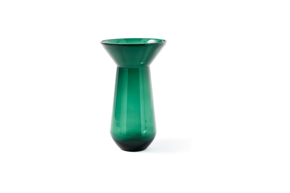 De groen-transparante glazen vaas Long Neck voegt een vleugje moderniteit en elegantie toe aan elke