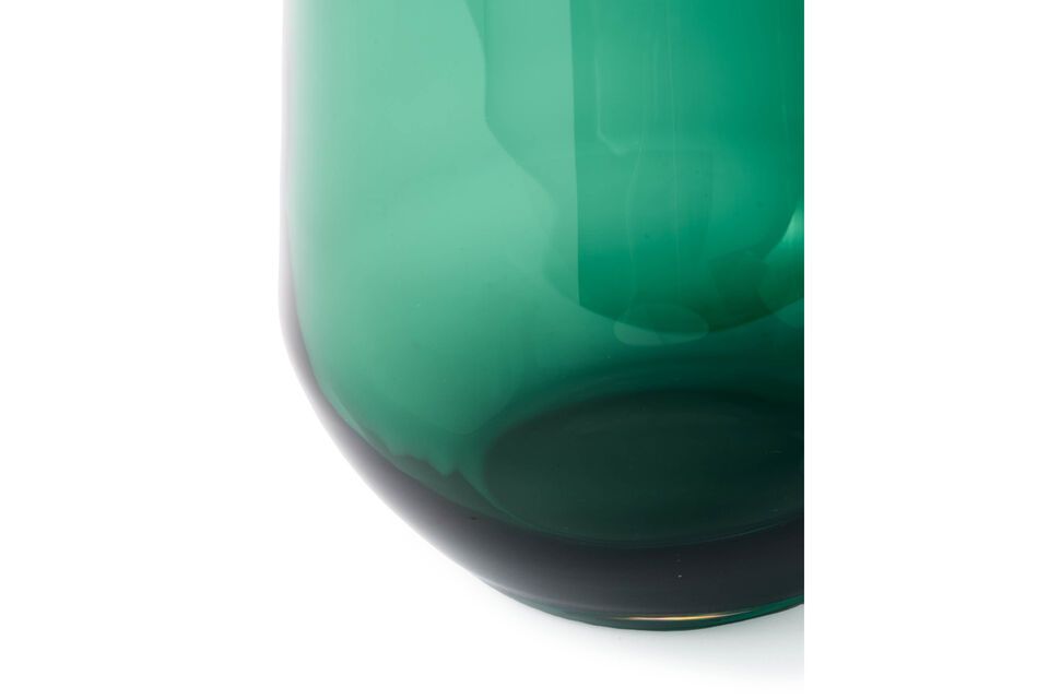 Combineer de vaas met kleurrijke en eigentijdse decoratieve voorwerpen om de hele kamer levendiger