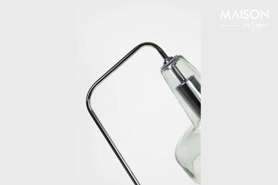 Met een hoogte van 160 cm en een verfijnde glazen structuur biedt deze vloerlamp een discrete maar