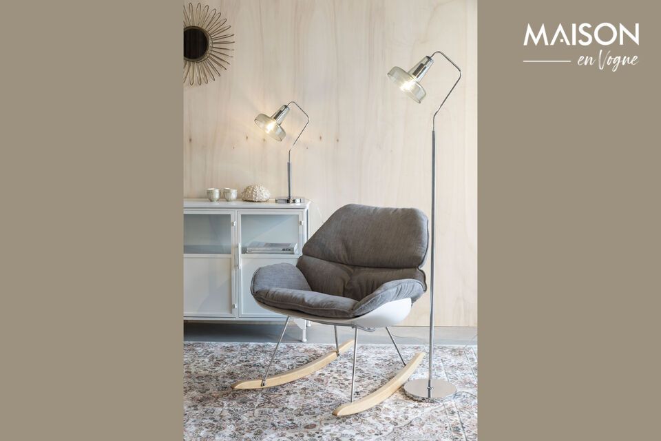 Breng een vleugje kleur en moderniteit in je ruimte met onze elegante zilveren metalen vloerlamp