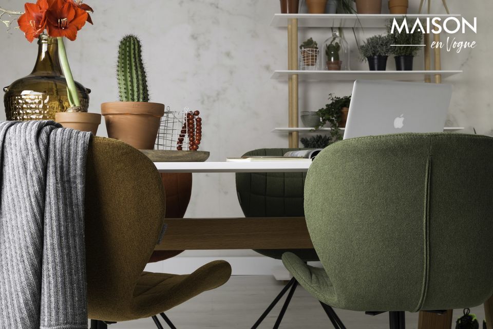 De OMG groene stoel van Zuiver is een echt design juweeltje, dat elegantie en comfort combineert