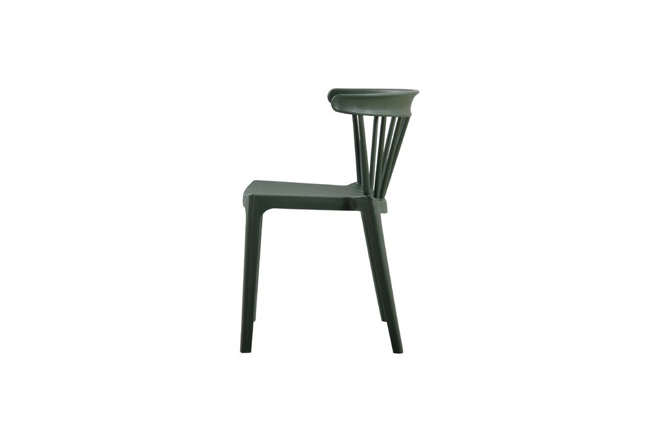 Het ontwerp van de groene kunststof Bliss stoel doet denken aan de oude houten barkruk van weleer