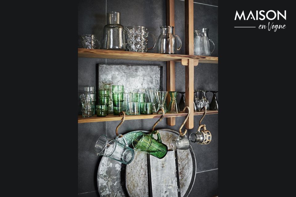 Dit grote groene waterglas van gerecycleerd materiaal combineert charme, ecologie en authenticiteit