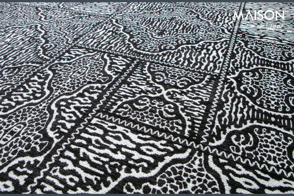 Dit grote zwart-witte Renna stoffen vloerkleed heeft een esthetisch, complex en uitgewerkt patroon