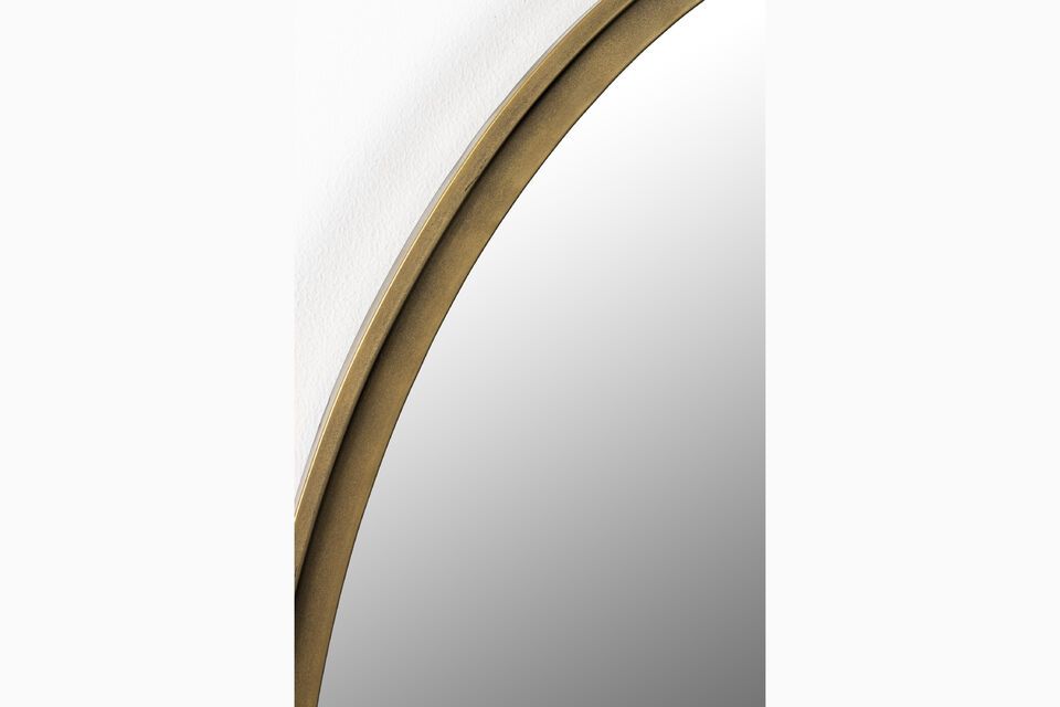 Met zijn royale afmetingen van 60 cm lang en 160 cm diep is deze spiegel niet alleen een decoratief