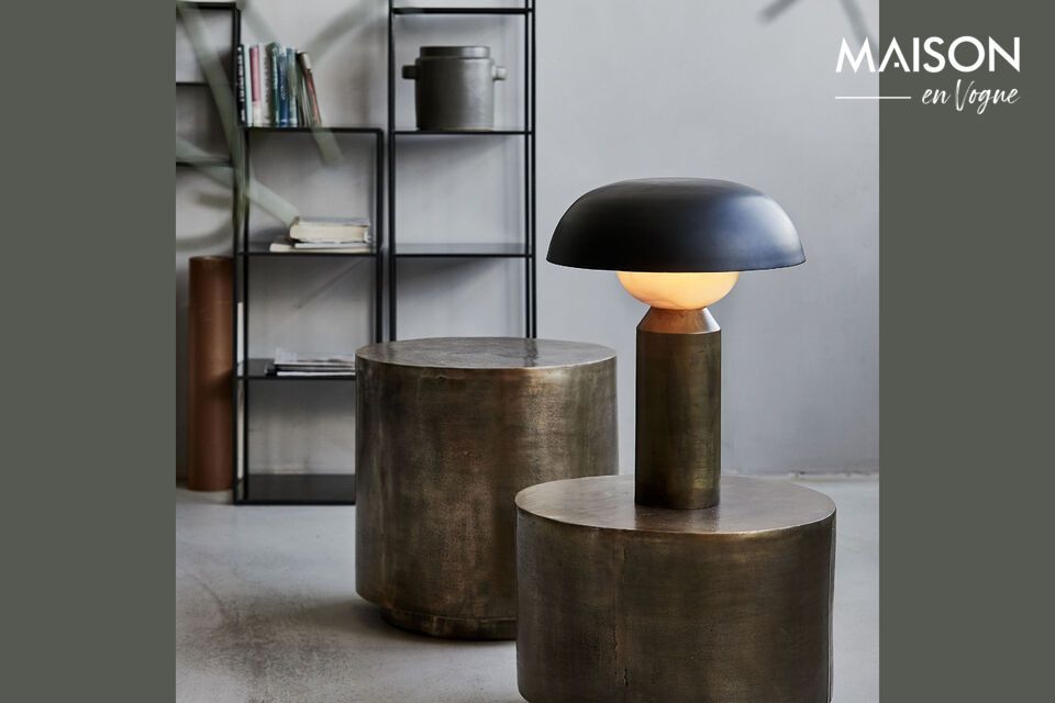 Voeg een vleugje sculpturale elegantie toe aan je interieur met de Big Fellow tafellamp