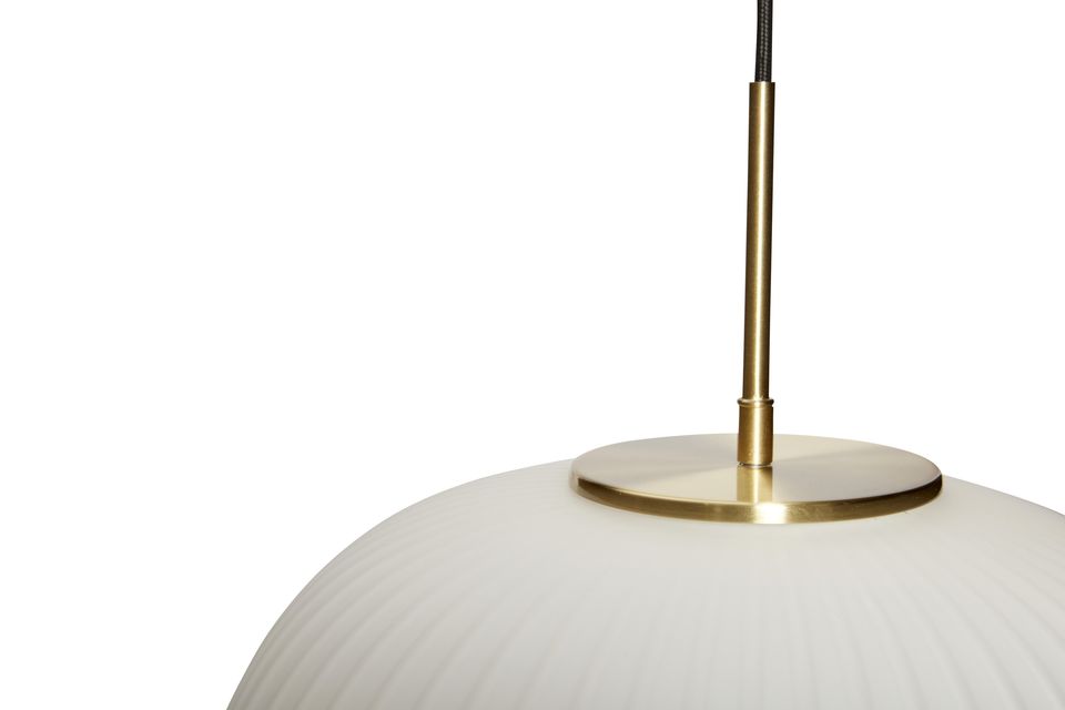 Hanglamp met een vleugje goud dat charme toevoegt