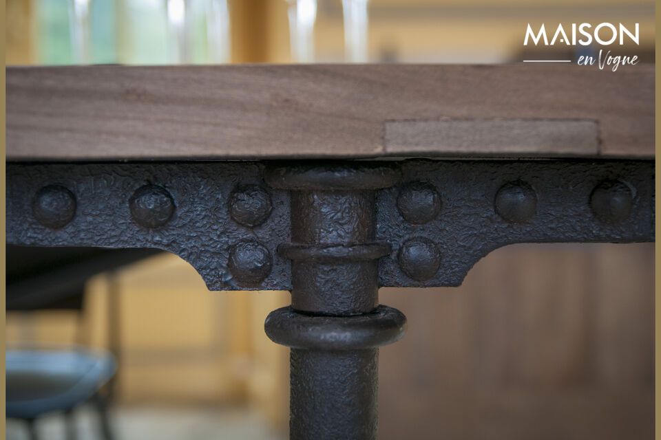 Deze prachtige tafel met zijn discreet grijs antiek iepenhouten blad is gemonteerd op vier