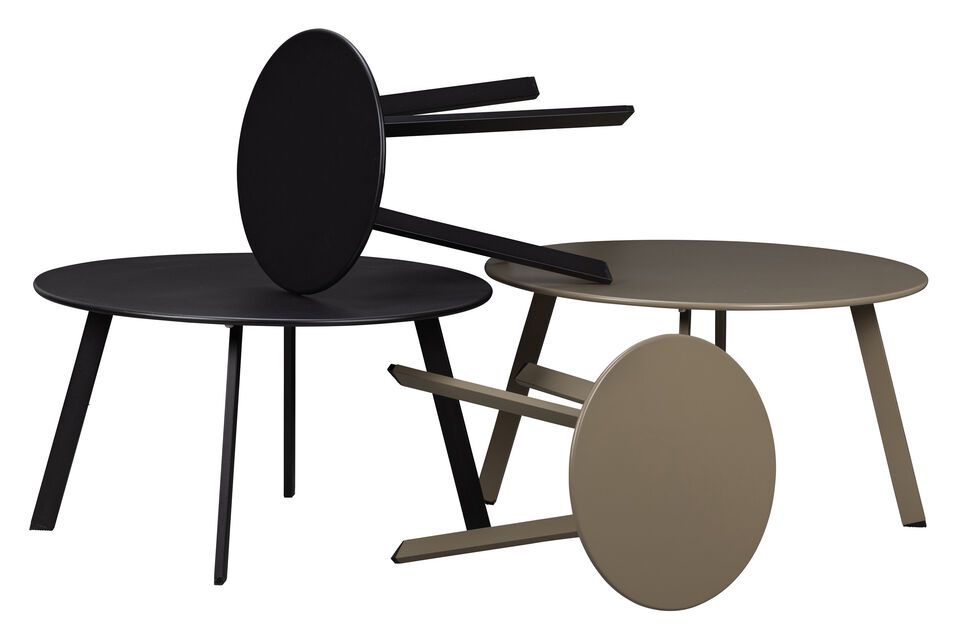 Met zijn strakke en stijlvolle ontwerp is deze tafel gemaakt van zwart gepoedercoat metaal