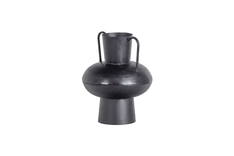 De Vere vaas is gemaakt van metaal met een matzwarte afwerking, maar kan geen water vasthouden