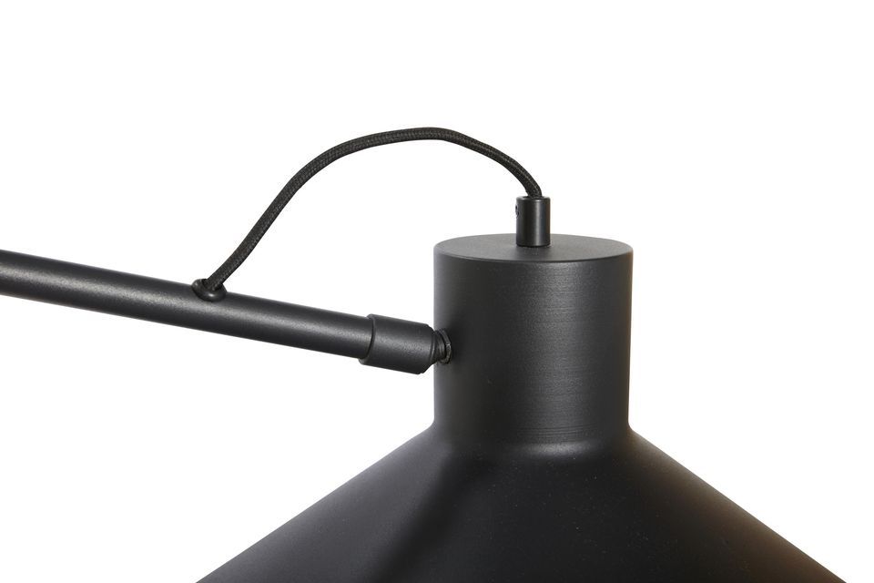 Grote wandlamp in architectonische stijl